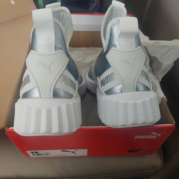 BNWB Puma women's Defy Mid Cross Trainer size 7. - Picture 13 of 16
